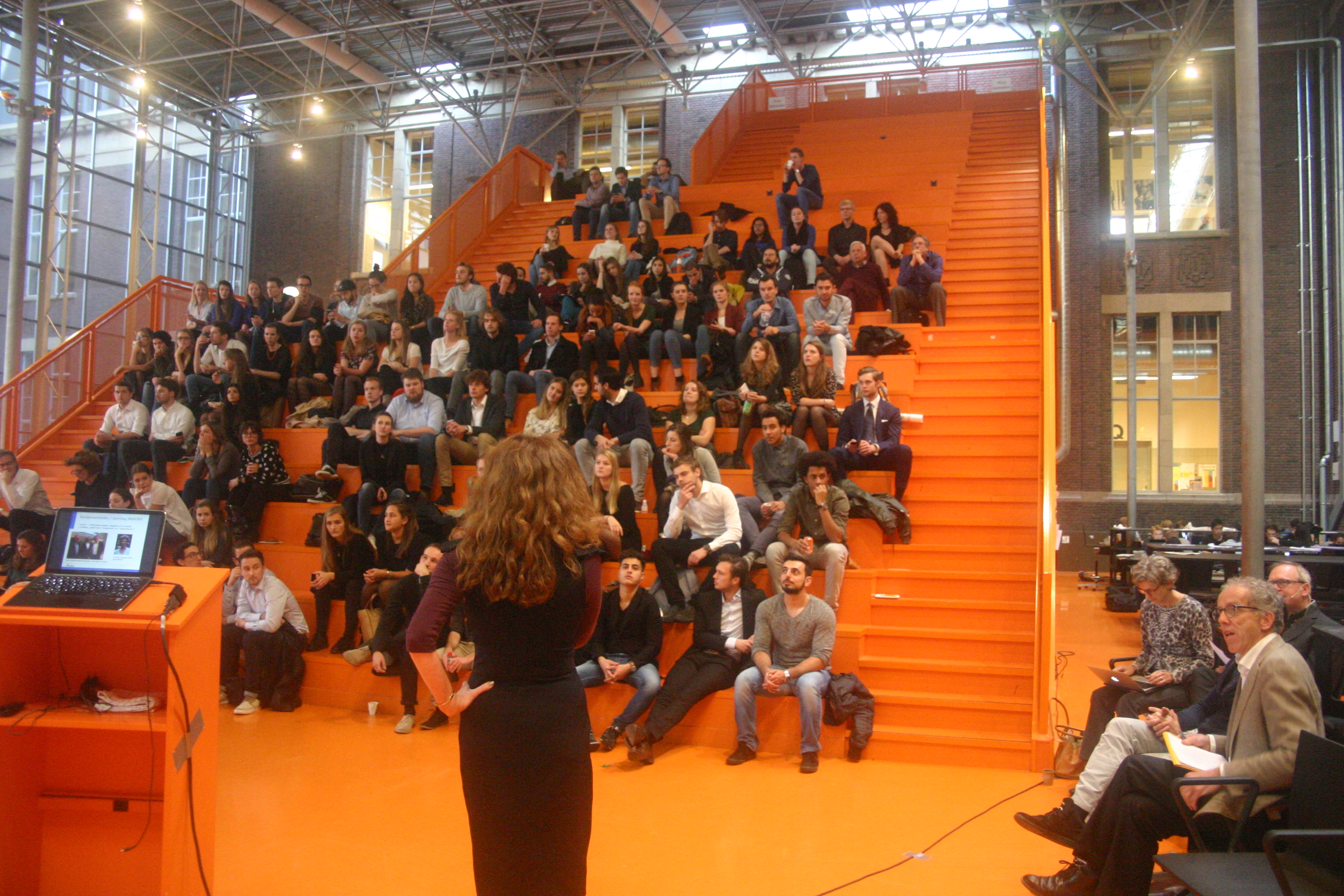 Alexandra den Heijer in front of design course students