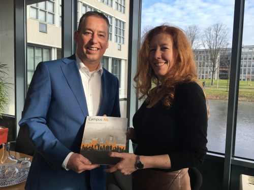 Campus NL - overhandigen boek aan Tim van der Hagen (zoom in)